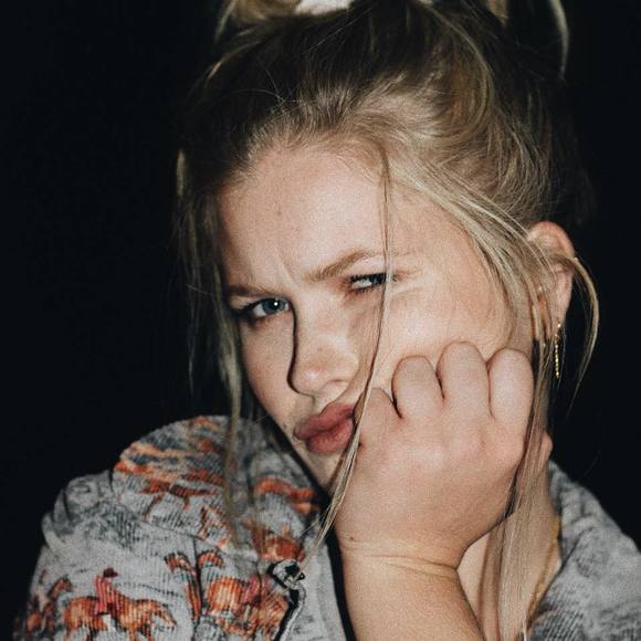 Meet your Posher, Isabella - Picture 1 of 1